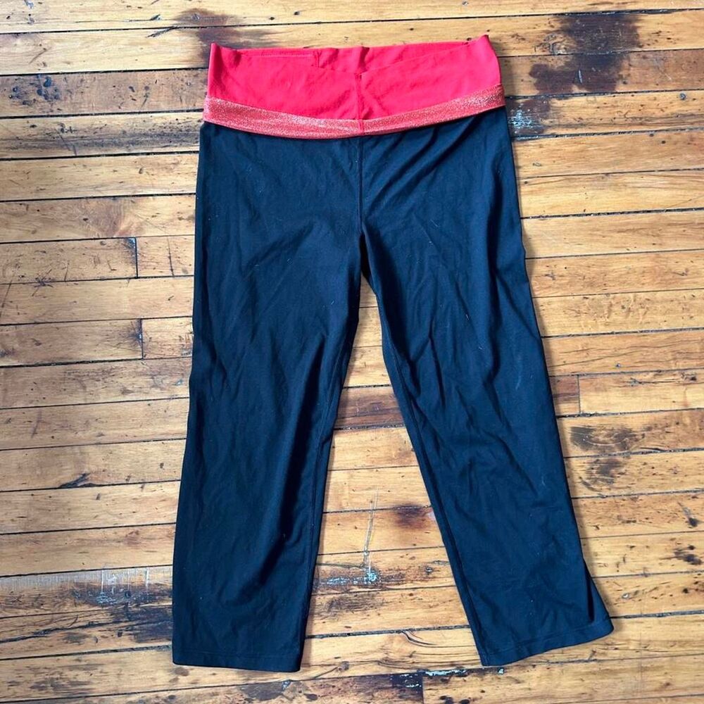 VSX Victoriaโs Secret Black Capri Leggings Red Metallic Foldover Waist M